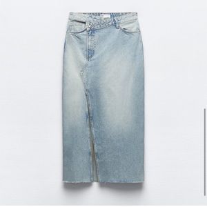 ✨SALE ✨ ZARA LONG DENIM SKIRT
✨SALE ✨
